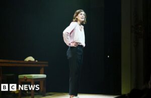 Rosamund Pike chama o público por enviar mensagens de texto durante o present