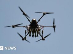 Sete mortos após drone atingir ônibus em parte da Ucrânia controlada pela Rússia