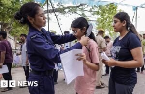 Segurança reforçada enquanto estudantes indianos refazem exame médico após suposto vazamento de papel