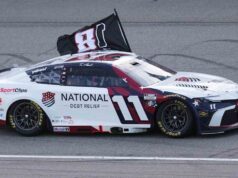 Hamlin dedica vitória em Michigan a Busch depois de empatá-lo na lista de vitórias na carreira