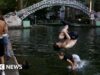 Parisienses se refrescam no canal em meio a onda de calor de ‘alerta vermelho’