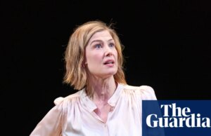 Rosamund Pike critica membro do público por enviar mensagens de texto durante peça no West Finish