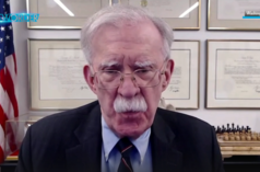 Nada gruda em John Bolton