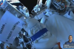 Tripulação da NASA se protege enquanto cosmonautas russos consertam vazamento da ISS