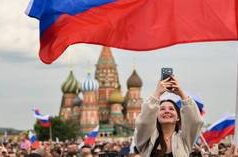 O edifício mais alto do mundo iluminado com as cores da bandeira russa (VÍDEO)