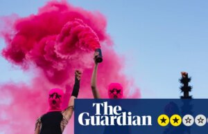 Pussy Riot: crítica do CYKA – álbum de estreia de icônicos agitadores russos é decepcionado por EDM de força contundente
