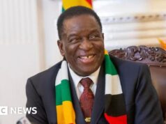 Deputados do Zimbabué aprovam lei para prolongar o tempo do presidente no poder