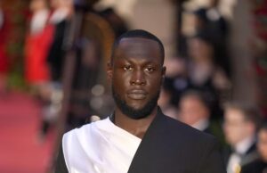 Stormzy multado por usar telefone enquanto dirigia uma Ferrari de £ 400.000 em Londres
