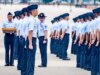 Militares exigem vacinas contra gripe para recrutas enquanto a base da Força Aérea lida com o surto