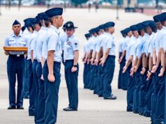 Militares exigem vacinas contra gripe para recrutas enquanto a base da Força Aérea lida com o surto