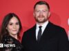 Holly Ramsay e Adam Peaty anunciam que estão esperando o primeiro filho