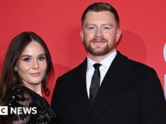 Holly Ramsay e Adam Peaty anunciam que estão esperando o primeiro filho