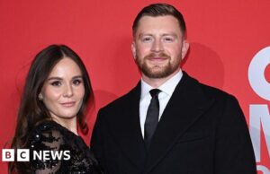 Holly Ramsay e Adam Peaty anunciam que estão esperando o primeiro filho