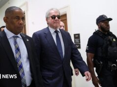 O bilionário Leon Black abandona a audiência de investigação de Epstein
