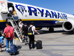 Ryanair diz que relutantemente permitirá que os pais fiquem com os filhos de graça