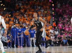 Finais da NBA: fã corre para a quadra para tirar uma selfie e interrompe brevemente o jogo 1