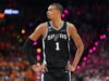 Wembanyama marca 26, mas luta em campo na estreia nas finais da NBA