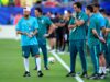 Neymar volta a treinar com a seleção brasileira na Copa do Mundo