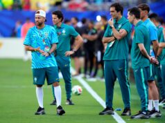 Neymar volta a treinar com a seleção brasileira na Copa do Mundo