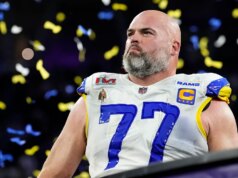 A ex-estrela do Rams diz que está monitorando o retorno de Aaron Donald após a troca de Myles Garrett
