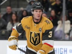 Brayden McNabb, do Golden Knights, jogará o jogo 3 após levar um tiro no rosto