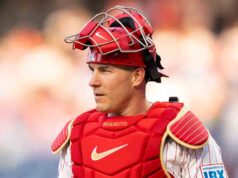 Realmuto de Phillies sai contra Dodgers com contusão no pulso após hipertensão arterial, raios X negativos