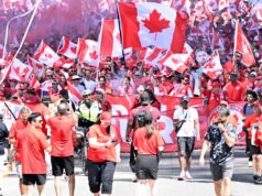 Torcedores marchando até o Estádio de Toronto antes do primeiro jogo da Copa do Mundo em solo canadense