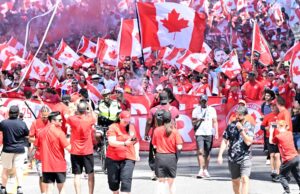 Torcedores marchando até o Estádio de Toronto antes do primeiro jogo da Copa do Mundo em solo canadense