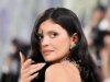 Kylie Jenner processada por chef explicit por alegações de aborto espontâneo devido ao trabalho excessivo