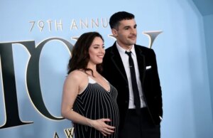 Aubrey Plaza e Christopher Abbott fazem estreia no tapete vermelho depois de ‘revelar’ o sexo do bebê