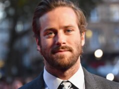 Armie Hammer compara seu exílio em Hollywood a ser crucificado: ‘Os pregos estão em minhas mãos’
