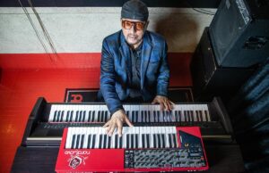 O baterista Gino Banks revive composições raras do pai Louiz Banks