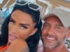 O marido de Katie Worth, Lee Andrews, acusado de receber £ 5.000 de uma mulher ‘desesperada’ em busca de visto em Dubai