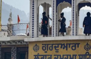 Grupo de Nihangs ataca gurdwara em Rudraprayag e mantém devoto Sikh como refém no telhado