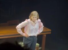 Rosamund Pike repreende membro do público por enviar mensagens de texto durante o last do present no West Finish
