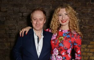 A estrela do The Crown, Forbes Masson, se divorcia da esposa do X Issue após 25 anos