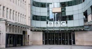 Ex-apresentador da BBC interrogado pela polícia após acusações de agressão sexual