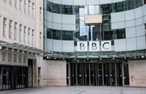 Ex-apresentador da BBC interrogado pela polícia após acusações de agressão sexual