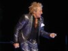 Rod Stewart, 81, forçado a usar tanque de oxigênio no palco depois de quase desmaiar no meio do present