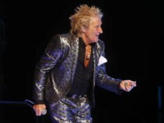Rod Stewart, 81, forçado a usar tanque de oxigênio no palco depois de quase desmaiar no meio do present