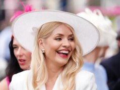 Holly Willoughby envia mensagem telefônica atrevida no Royal Ascot