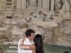 Callum Turner não tenta esconder gesto atrevido com Dua Lipa em ponto turístico movimentado