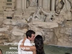 Callum Turner não tenta esconder gesto atrevido com Dua Lipa em ponto turístico movimentado
