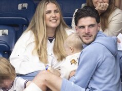 Declan Rice é visto segurando o bebê após a partida da Copa do Mundo enquanto a namorada volta aos olhos do público