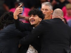 Torcedor interrompe o jogo 1 das finais da NBA enquanto tenta tirar uma selfie com Victor Wembanyama, do Spurs