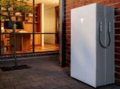 Os painéis solares Tesla são projetados para a maneira como as casas modernas usam energia