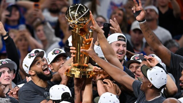 The-New-York-Knicks-celebrate-with-the-Larry-OBrien-Championship.jpg