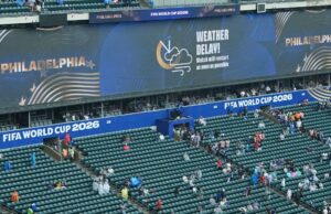 Copa do Mundo vê primeiro atraso devido ao clima, com torcedores dispensando assentos na partida França-Iraque na Filadélfia