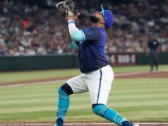 Relatório: Braves contrata o veterano primeira base Carlos Santana para contrato com a liga menor