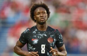 Ismael Kone, do Canadá, sofreu uma lesão na perna contra o Catar
